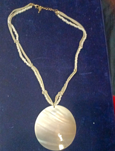 Beaded necklace round white - round,